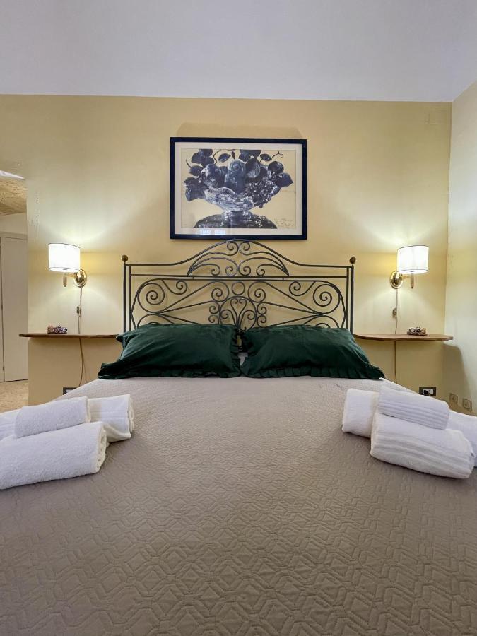 4 Balconi Rooms- Dimora Arditi B&B Lecce Exteriör bild