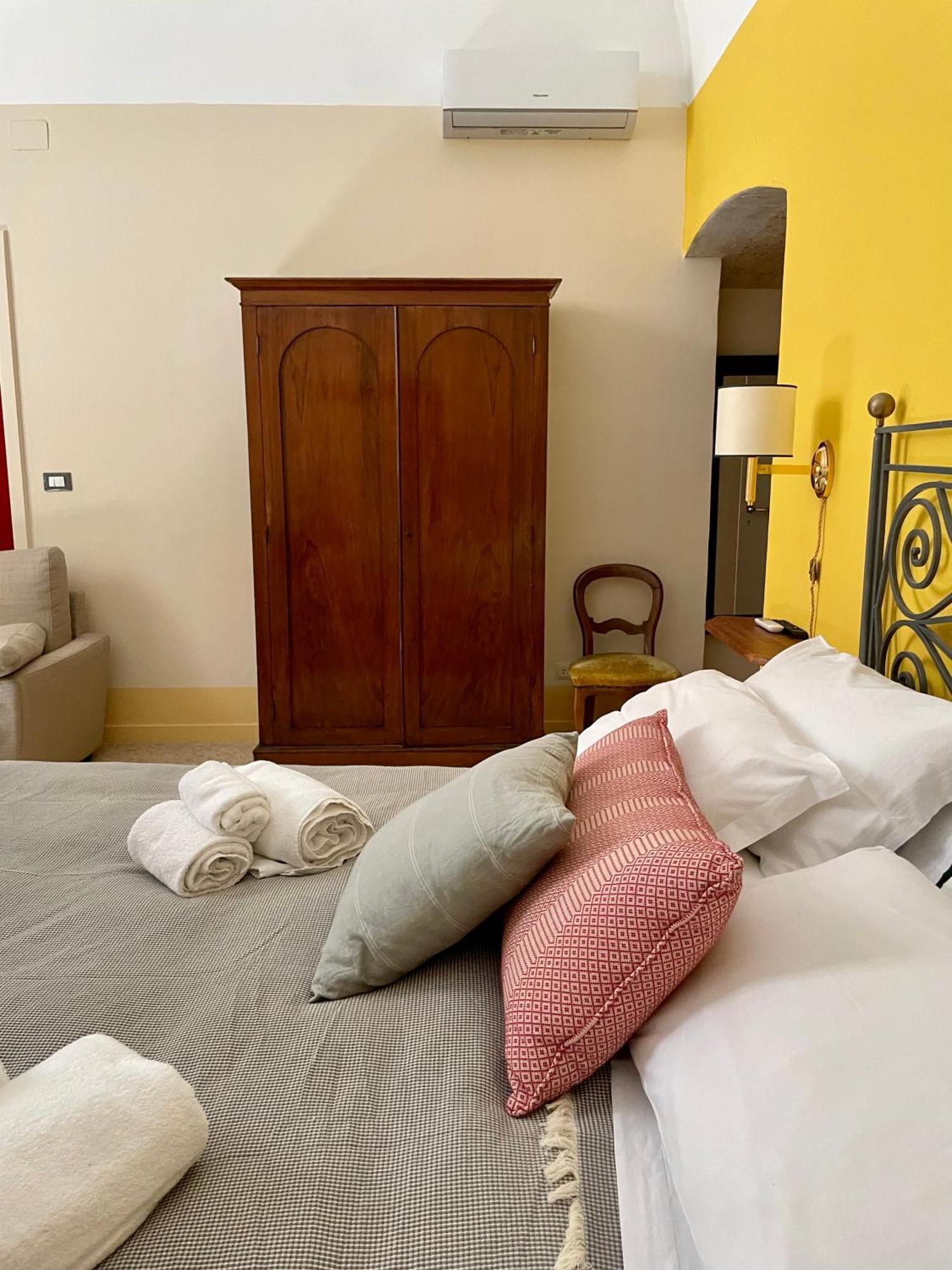 4 Balconi Rooms- Dimora Arditi B&B Lecce Exteriör bild