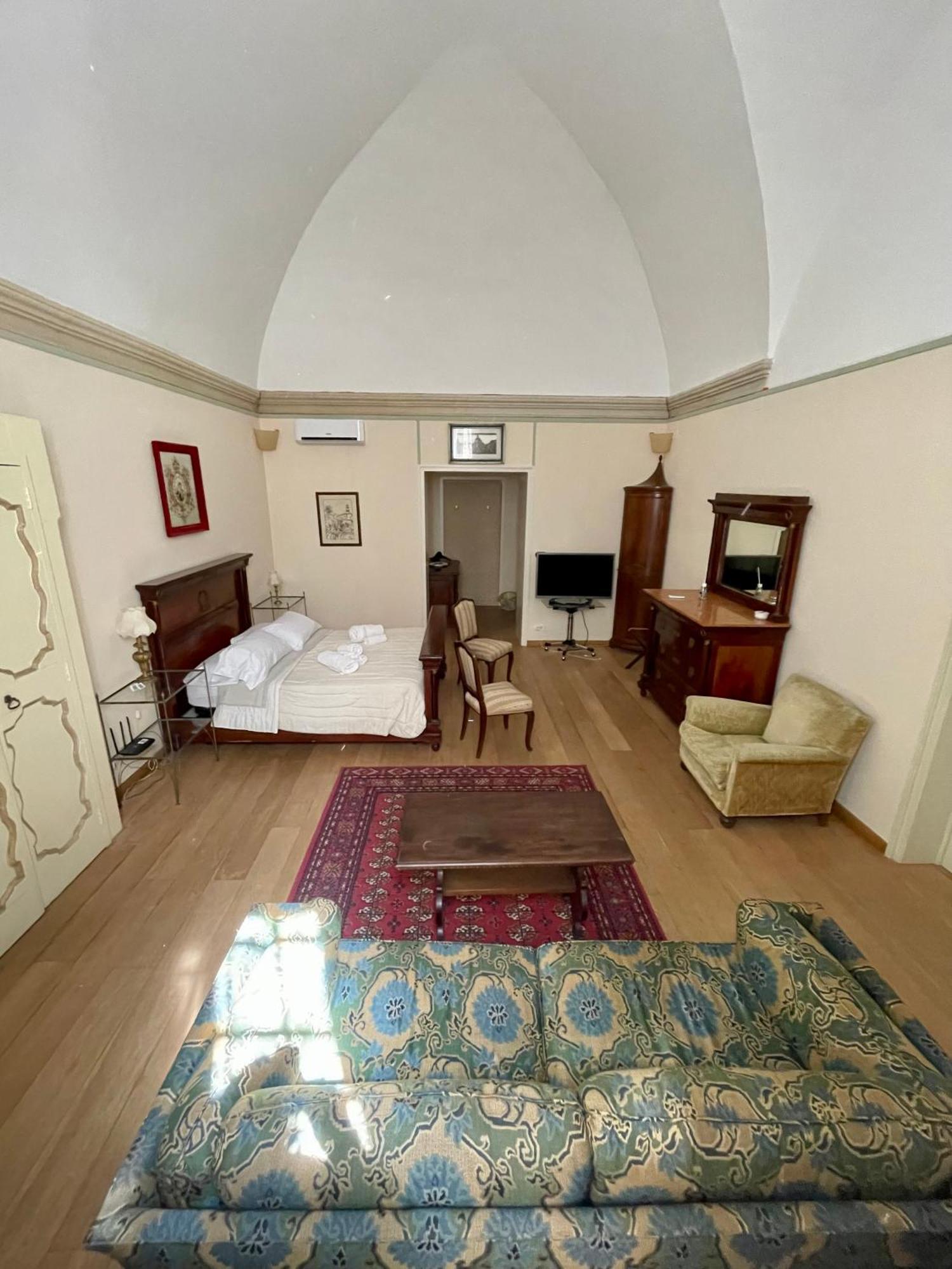 4 Balconi Rooms- Dimora Arditi B&B Lecce Exteriör bild