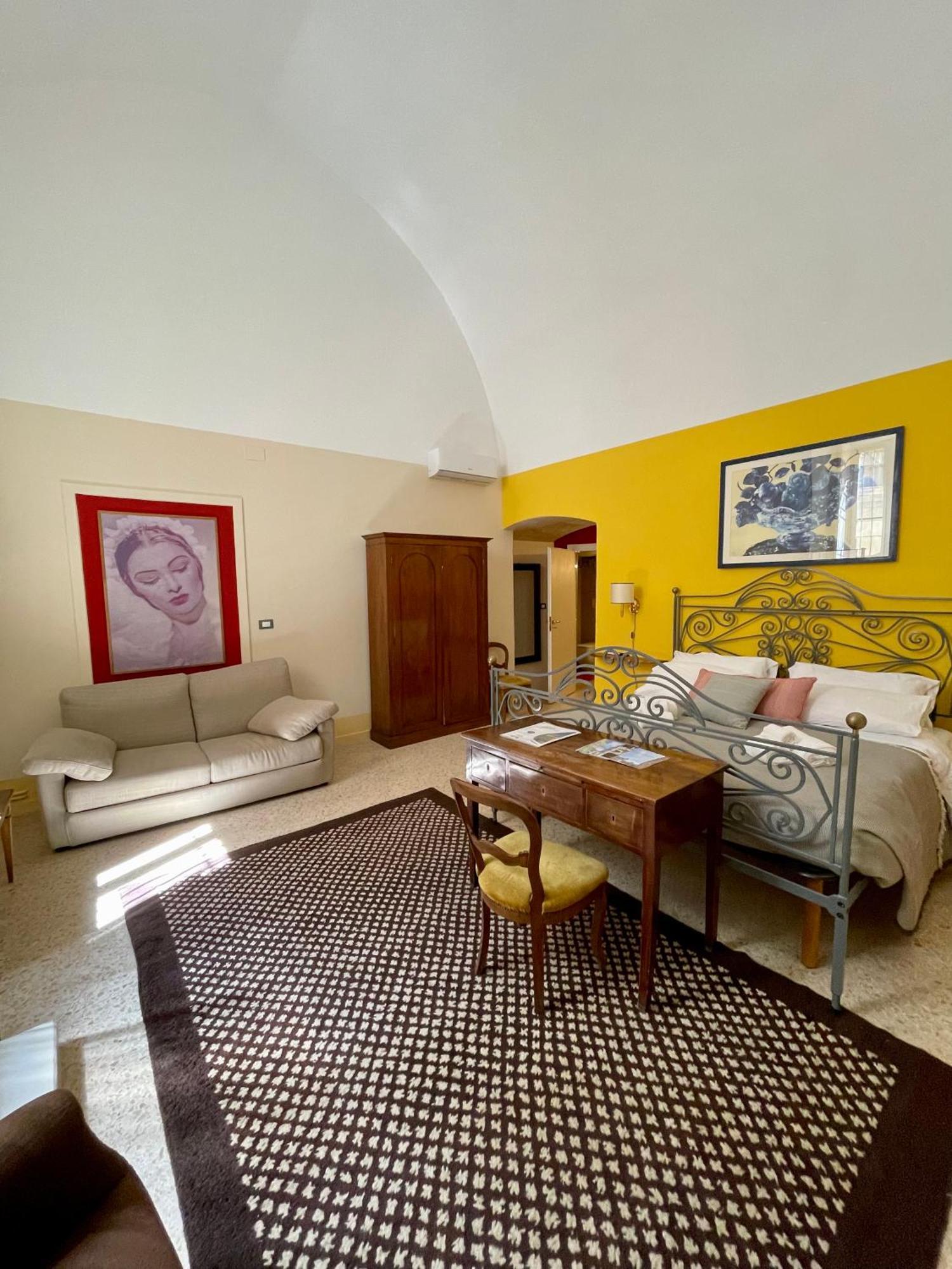 4 Balconi Rooms- Dimora Arditi B&B Lecce Exteriör bild
